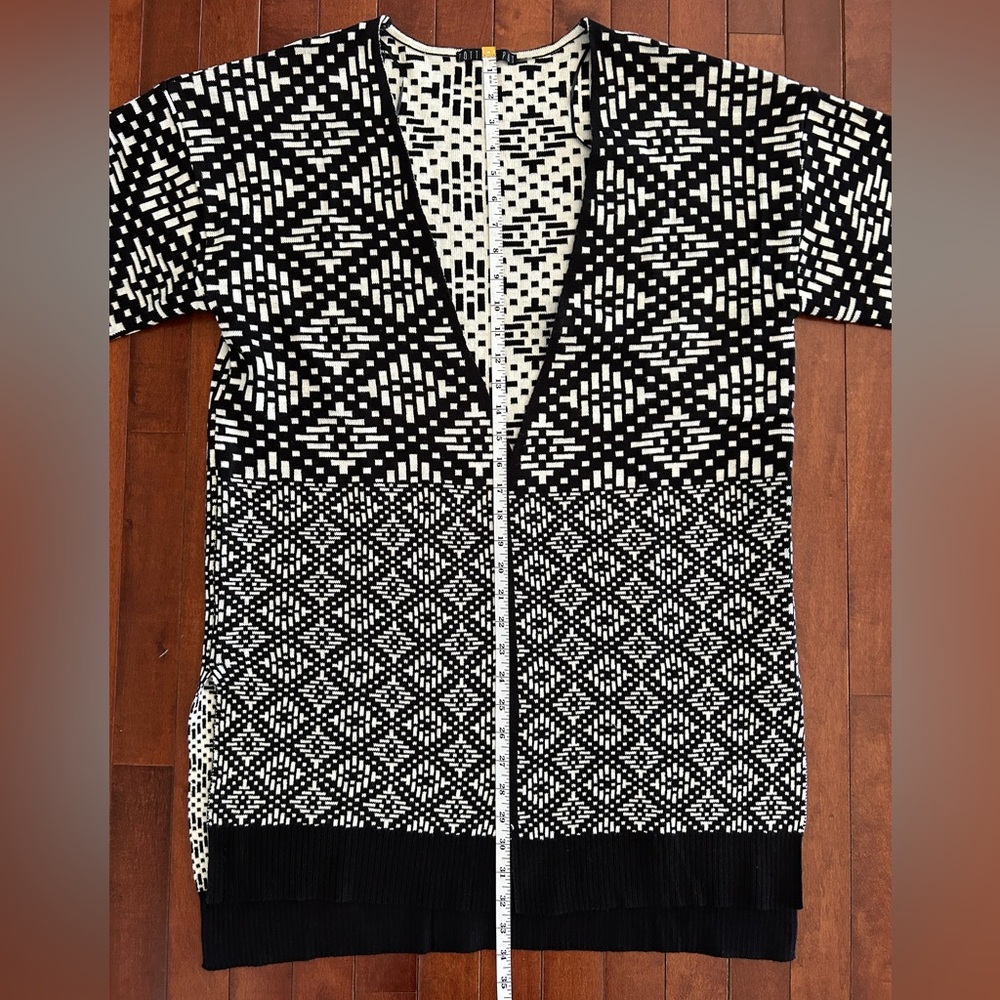 Black and White Aztec Open Sweater Cardigan Size Medium - Picture 5 of 7